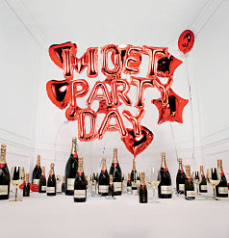 Flowing: Champagne flowing with Moët & Chandon!